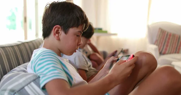Dzieci Grające Gry Wideo Domowej Sofie Dzieci Patrzące Ekran Pomocą — Zdjęcie stockowe