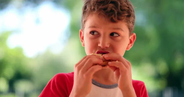 Criança Comendo Sanduíche Menino Dando Uma Mordida Para Comer — Fotografia de Stock