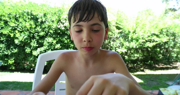 Kind Isst Meeresfrüchte Muscheln Auf Schüssel Draußen Während Des Sommertages — Stockfoto