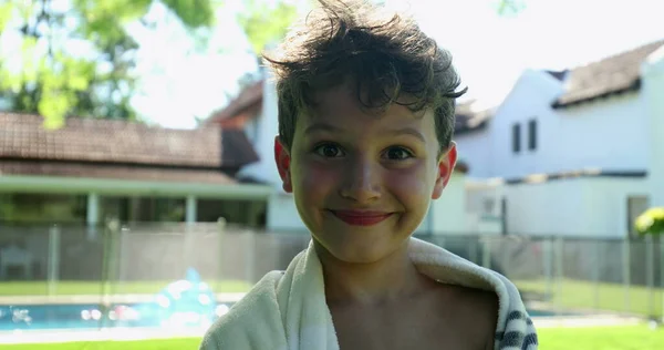 Schönes Kinderporträt Lächelt Nach Dem Schwimmbad Die Kamera — Stockfoto