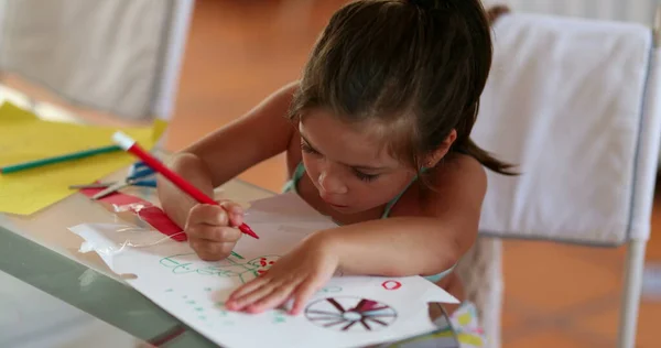 Criança Menina Desenho Com Caneta Cor Vermelha Papel Casa Criança — Fotografia de Stock