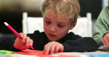 Kağıda kırmızı kalemle bebek bezi çizimi, yaratıcı çocuk boyama