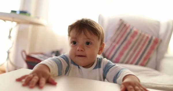 Bebé Pequeño Aprendiendo Pararse Sosteniéndose Mesa —  Fotos de Stock