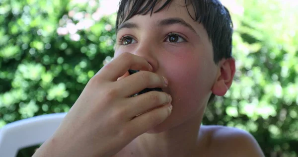 Ung Pojke Som Äter Musselmusslor Utomhus Barn Äter Lunch — Stockfoto