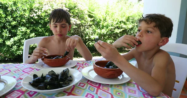 Gyerekek Tengeri Kagylót Esznek Ebéd Közben Alkalmi Gyerekek Ebédlőasztalnál Szájat — Stock Fotó