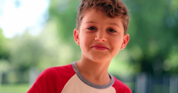 Porträtt Stilig Liten Pojke Barn Tittar Kameran — Stockfoto