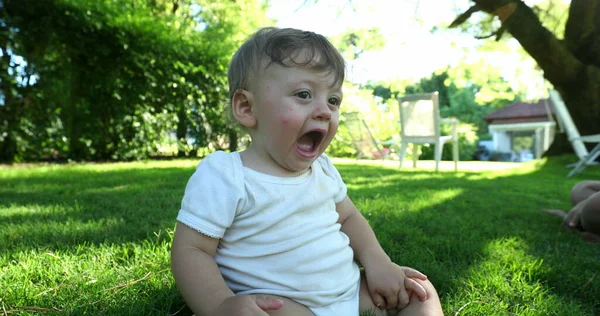 Orolig Baby Utanför Öppen Mun Med Ett Utbrott — Stockfoto