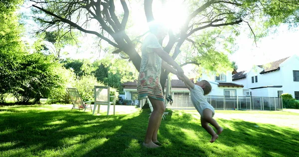 Matka Točí Kruhu Dítětem Směje Venku Dvorku Doma Během Letního — Stock fotografie