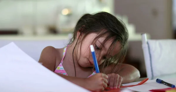 Menina Desenho Papel Com Caneta Azul Criança Franca Casual Criando — Fotografia de Stock