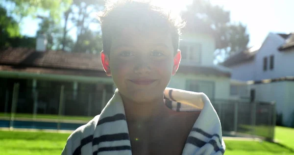 Dzieciak Stojący Basenem Uśmiechnięty Kamery — Zdjęcie stockowe