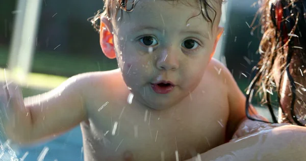 Glücklich Aufgeregtes Baby Planscht Wasser Schwimmbad — Stockfoto