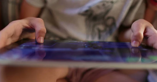 Mãos Criança Segurando Dispositivo Tablet Fechar Tela Toque Dedos Criança — Fotografia de Stock