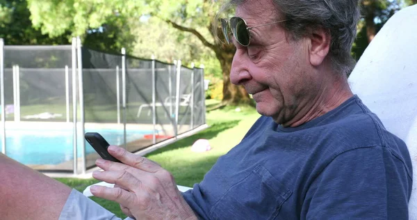 Older Man Using Smartphone Device Tech Backyard — Stockfoto