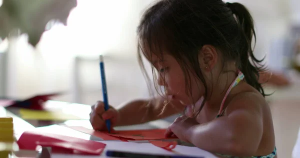 Mała Dziewczynka Rysunek Papierze Niebieskim Kolorem Pióra Domu — Zdjęcie stockowe