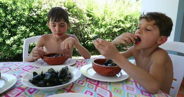 Діти Їдять Мідії Морепродуктів Під Час Обіду Випадкові Діти Обіднім — стокове фото