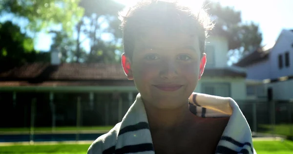 Portrét Pohledného Chlapce Zírající Kamery Usmívající Bazénu — Stock fotografie