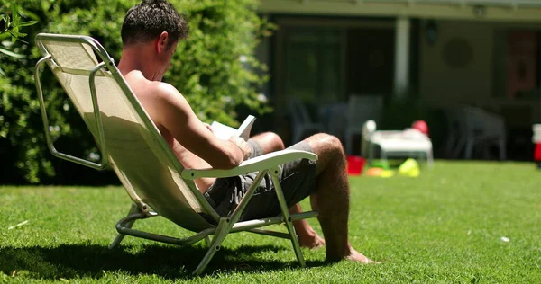 Muž Čte Knihu Venku Dvoře Relaxaci Muž Odpočívá Venku Slunečního — Stock fotografie