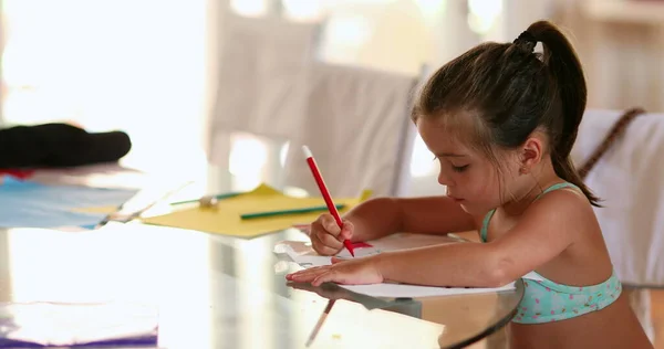 Маленька Дівчинка Малює Кольоровою Ручкою Вдома Сама — стокове фото