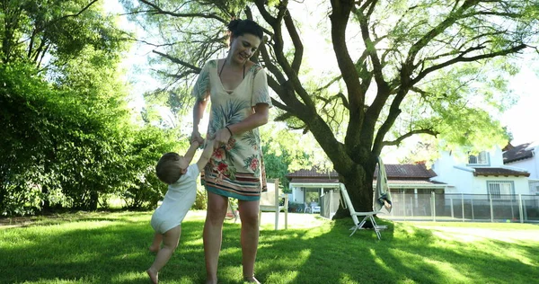 Matka Drží Dítě Ruce Venku Idylickém Dvoře Domácí Zahrada Během — Stock fotografie