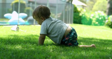 Evin bahçesinde emekleyen tatlı bir bebek.