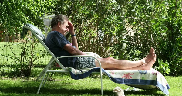 Ehrlicher Älterer Mann Entspannt Sich Freien — Stockfoto