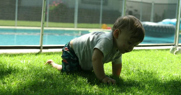 Baby Crawls Home Lawn — Stock Photo, Image