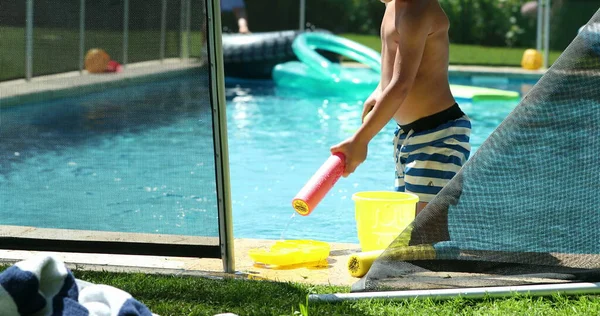 Junge Spielt Pool Und Genießt Ferien Freien — Stockfoto