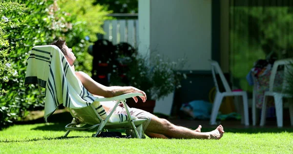 Ehrlicher Mann Entspannt Sich Draußen Beim Sonnenbaden Hinterhof — Stockfoto