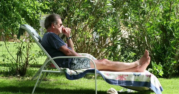 Ehrlicher Lässiger Älterer Mann Entspannt Sich Während Des Sommertages Draußen — Stockfoto