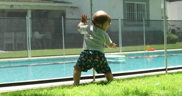 Niemowlę Opierające Się Ogrodzenie Basenowe Piłką Małe Dziecko Bawiące Się — Zdjęcie stockowe
