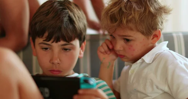 Kinder Hause Spielen Spiel Auf Tablet — Stockfoto