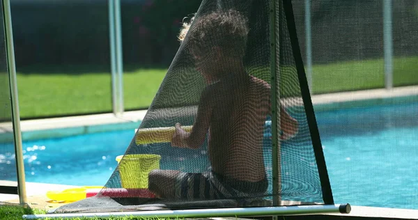 Upřímné Dítě Hraje Hračkami Bazénu Během Letních Prázdnin — Stock fotografie