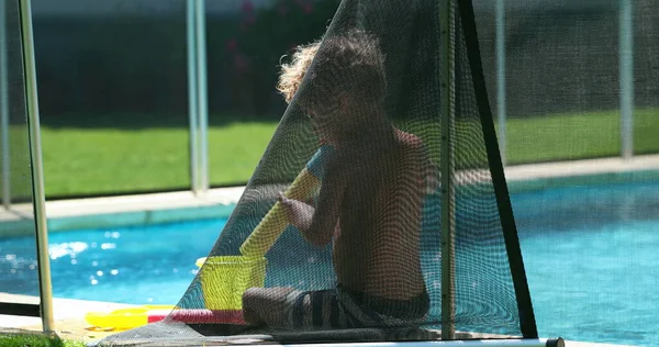 Niño Cándido Jugando Con Juguetes Piscina Durante Las Vacaciones Verano —  Fotos de Stock