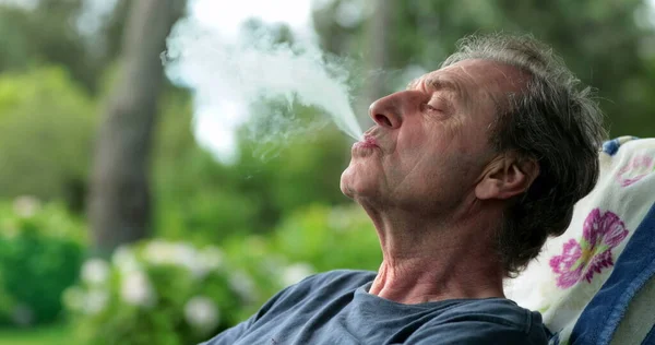 Starszy Człowiek Palenie Cygaro Wdychanie Dymu Zewnątrz — Zdjęcie stockowe
