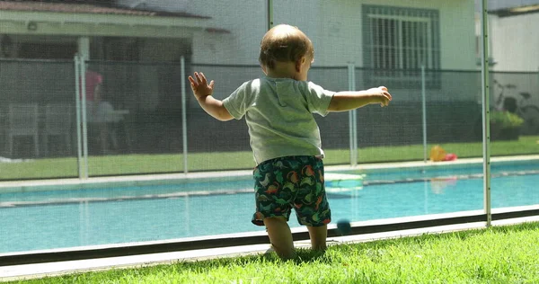 Säugling Lehnt Mit Ball Zaun Eines Schwimmbades Kleinkind Spielt Sommer — Stockfoto