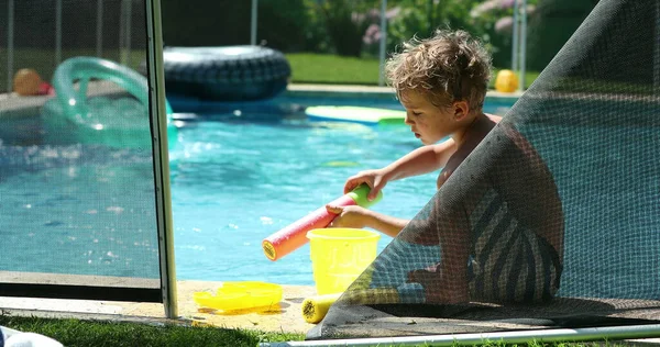Aufrichtiges Kind Spielt Den Sommerferien Mit Spielzeug Schwimmbad — Stockfoto