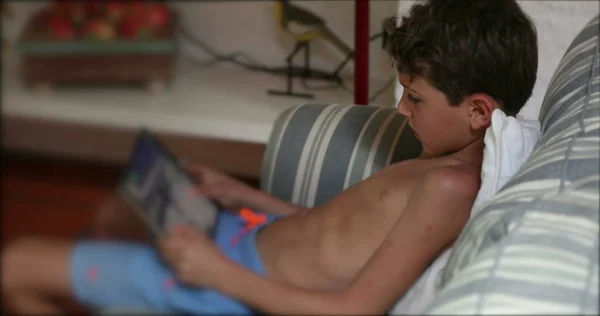 Kind Spielt Hause Videospiel Auf Tablet Computer — Stockfoto
