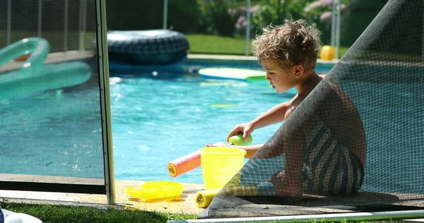 Niño Cándido Jugando Con Juguetes Piscina Durante Las Vacaciones Verano — Foto de Stock