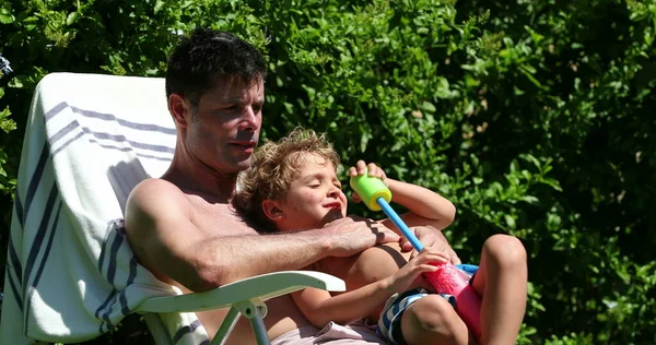 Vater Und Sohn Interagieren Draußen Sonnenlicht Kleinkind Liegt Und Umarmt — Stockfoto