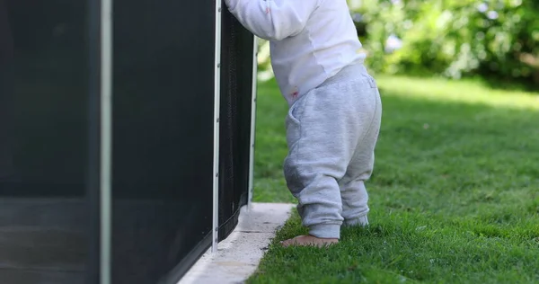 Μωρό Στέκεται Έξω Κλίνει Στο Φράχτη Πισίνα — Φωτογραφία Αρχείου