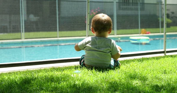 Baby Spielt Draußen Mit Ball Hinterhof Rasen — Stockfoto