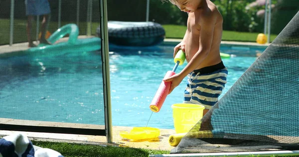 Kind Jongen Speelt Bij Het Zwembad Genieten Van Vakantie Buiten — Stockfoto