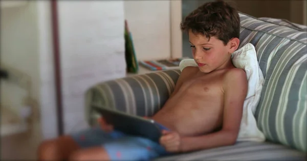 Gyermek Videojáték Tabletta Eszköz Otthon Kanapé — Stock Fotó