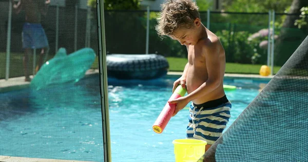 Junge Spielt Pool Und Genießt Ferien Freien — Stockfoto