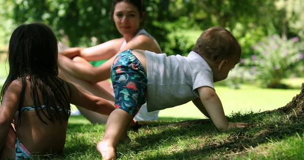 Lindo Bebé Descubriendo Césped Adorable Bebé Explorando Jardín Aire Libre — Foto de Stock