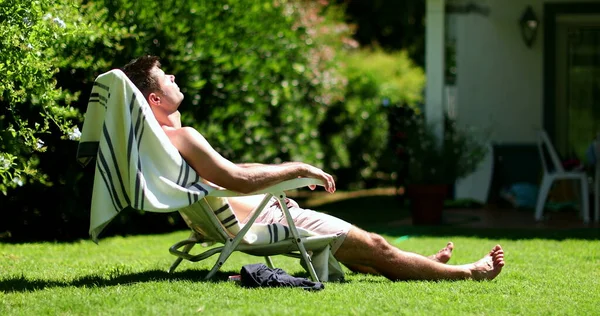 Hombre Guapo Afuera Patio Trasero Tomando Sol Persona Relajante Durante — Foto de Stock