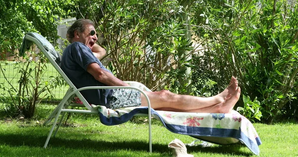 Ehrlicher Lässiger Älterer Mann Entspannt Sich Während Des Sommertages Draußen — Stockfoto