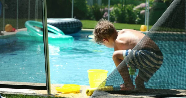 暑假期间 孩子们在游泳池玩玩具 — 图库照片