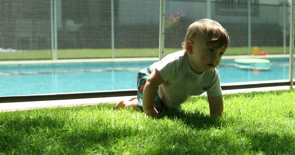 宝宝在自家草坪上爬行 — 图库照片