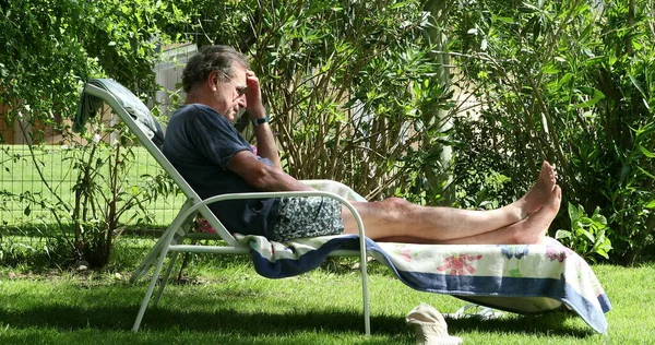 Ehrlicher Älterer Mann Entspannt Sich Freien — Stockfoto
